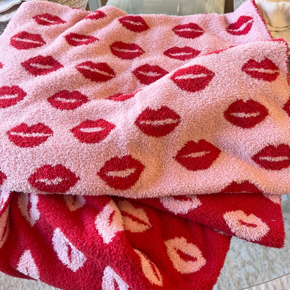 💋🩷 Rachel Zoe Pink Red Kisses Lips Reversible Plush Blanket NEW